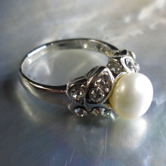 Freshwater Pearl and Crystals Fashion Ring - Picture 2 of 4